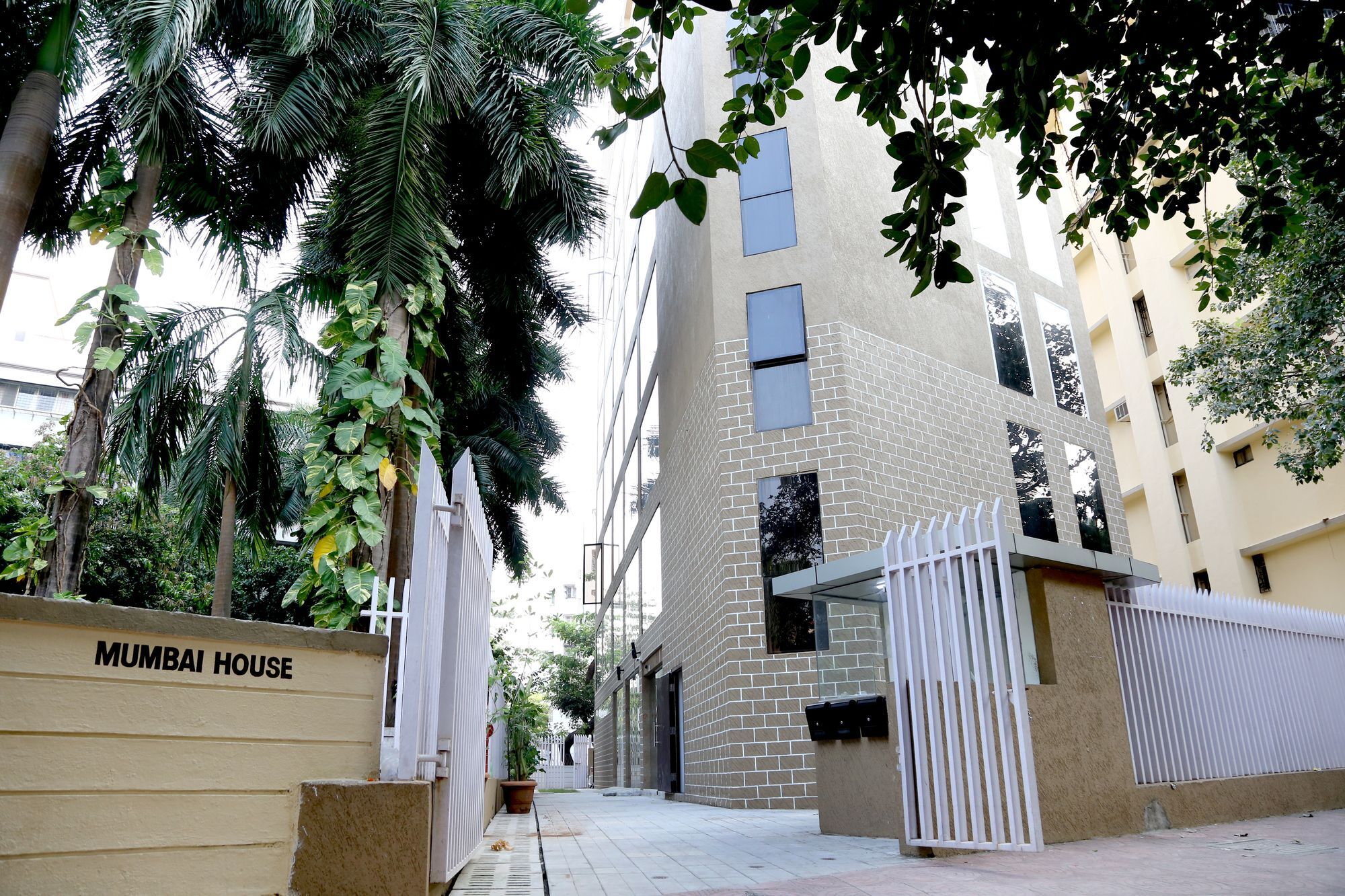 Hotel Mumbai House Andheri East, Mumbai Dış mekan fotoğraf